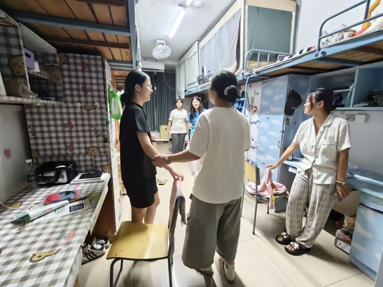 商学院领导老师下寝慰问新生（九）