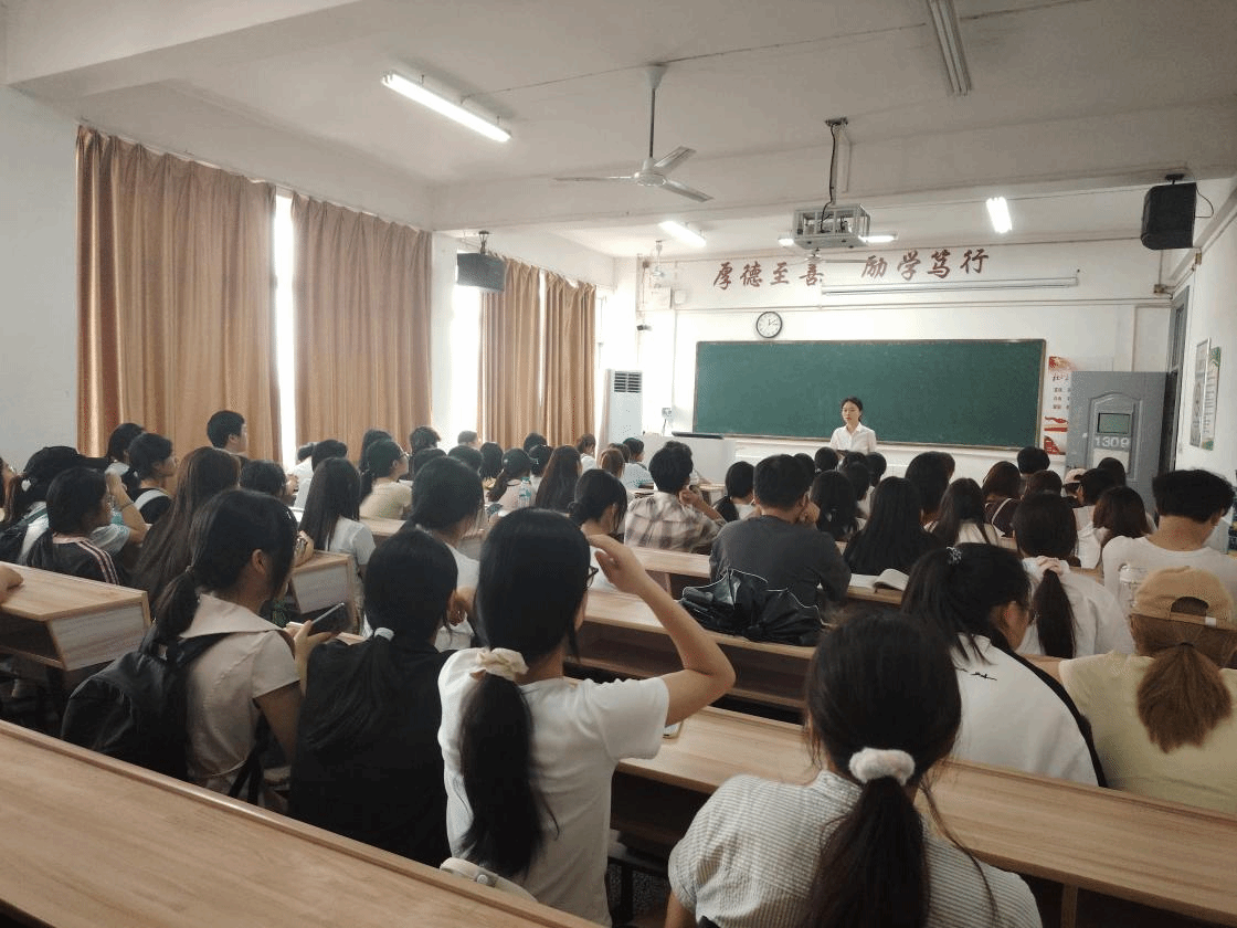 商学院召开暑期留校安全会议