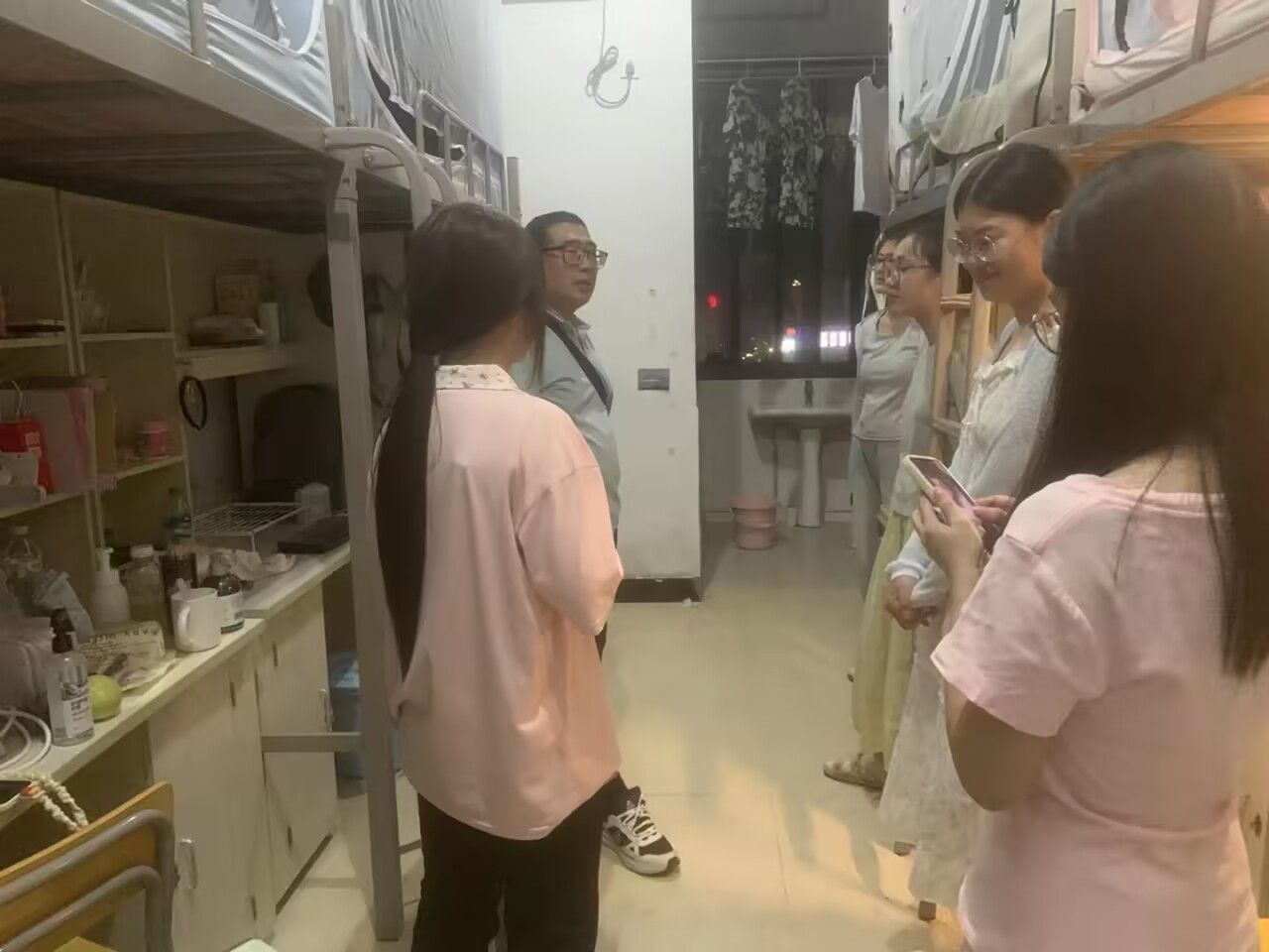 商学院领导老师下寝慰问新生（五）
